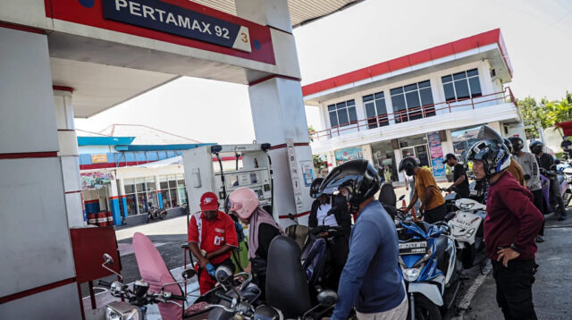 PT Pertamina Patra Niaga resmi melakukan penyesuaian harga jual bahan bakar minyak (BBM) nonsubsidi untuk produk Pertamax dan Pertamax Green 95 yang mulai berlaku pada Rabu (10/6/2026). Berdasarkan daftar harga BBM retail nonsubsidi terbaru di Stasiun Pengisian Bahan Bakar Umum (SPBU) per 10 Juni 2026, harga Pertamax (RON 92) mengalami kenaikan dari Rp12.300 per liter menjadi Rp16.250 per liter.