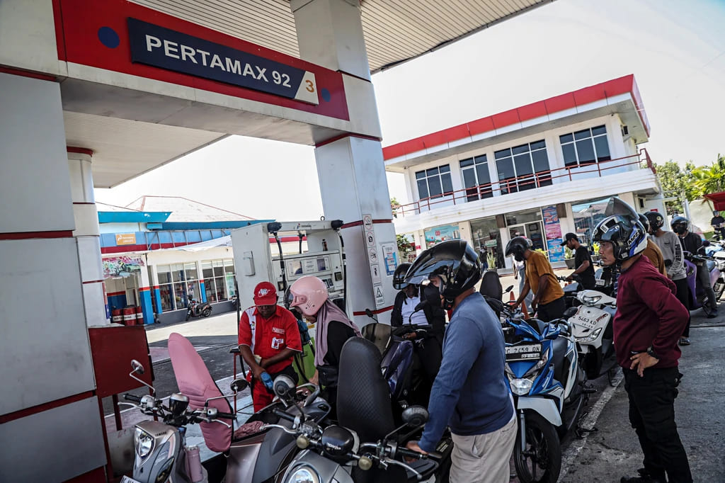 PT Pertamina Patra Niaga resmi melakukan penyesuaian harga jual bahan bakar minyak (BBM) nonsubsidi untuk produk Pertamax dan Pertamax Green 95 yang mulai berlaku pada Rabu (10/6/2026). Berdasarkan daftar harga BBM retail nonsubsidi terbaru di Stasiun Pengisian Bahan Bakar Umum (SPBU) per 10 Juni 2026, harga Pertamax (RON 92) mengalami kenaikan dari Rp12.300 per liter menjadi Rp16.250 per liter.