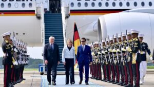 Presiden Republik Federal Jerman Frank-Walter Steinmeier bersama Ibu Negara Elke Büdenbender tiba di Jakarta dalam rangka kunjungan kenegaraan ke Indonesia, Senin (15/6/2026). Pesawat yang membawa keduanya mendarat di Pangkalan TNI AU Halim Perdanakusuma, Jakarta sekitar pukul 09.20 WIB.