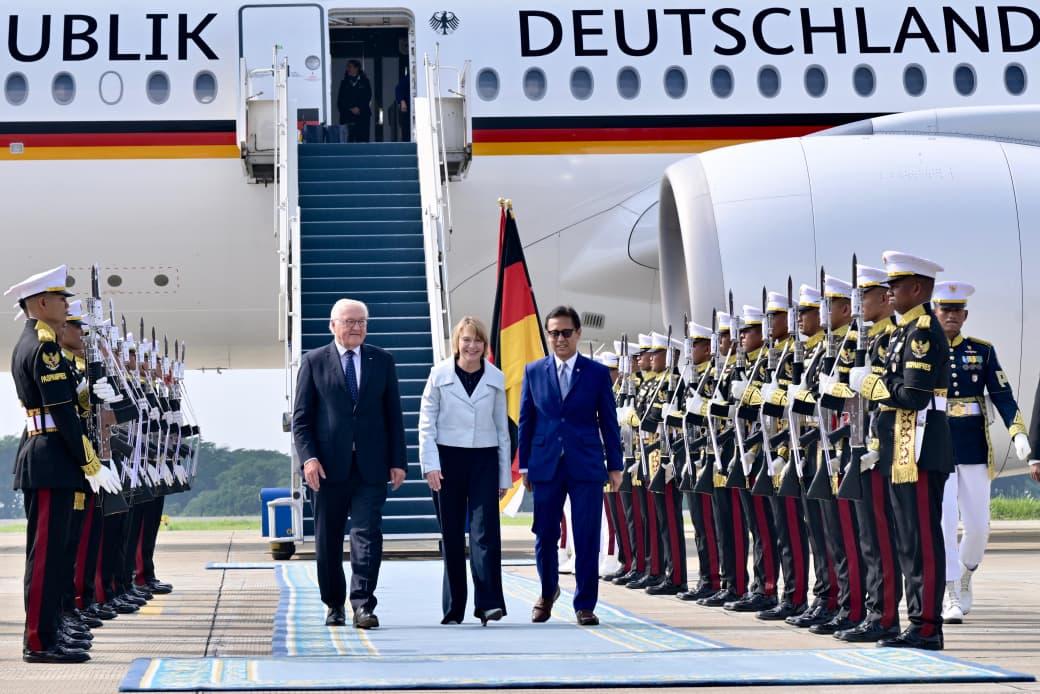 Presiden Republik Federal Jerman Frank-Walter Steinmeier bersama Ibu Negara Elke Büdenbender tiba di Jakarta dalam rangka kunjungan kenegaraan ke Indonesia, Senin (15/6/2026). Pesawat yang membawa keduanya mendarat di Pangkalan TNI AU Halim Perdanakusuma, Jakarta sekitar pukul 09.20 WIB.