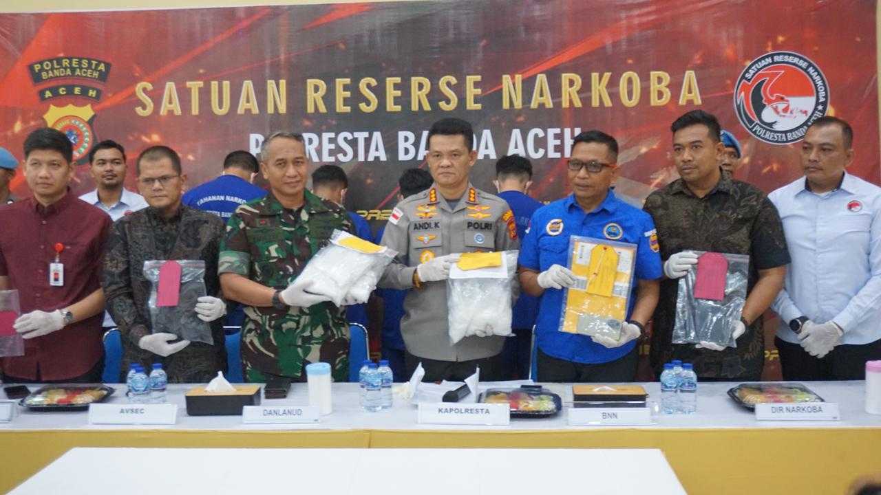 Polresta Banda Aceh kembali merilis hasil pengungkapan kasus narkotika. Teranyar, empat pemuda Aceh yang berstatus mahasiswa diamankan saat hendak menyelundupkan narkoba jenis sabu-sabu ke Jakarta. Keempat tersangka diamankan di lokasi terpisah. Dua orang ditangka di Bandara Sultan Iskandar Muda (SIM), Blang Bintang, Aceh Besar. Sementara dua lainnya yang memeliki kerterkaitan diamankan di Kabupaten Pidie.